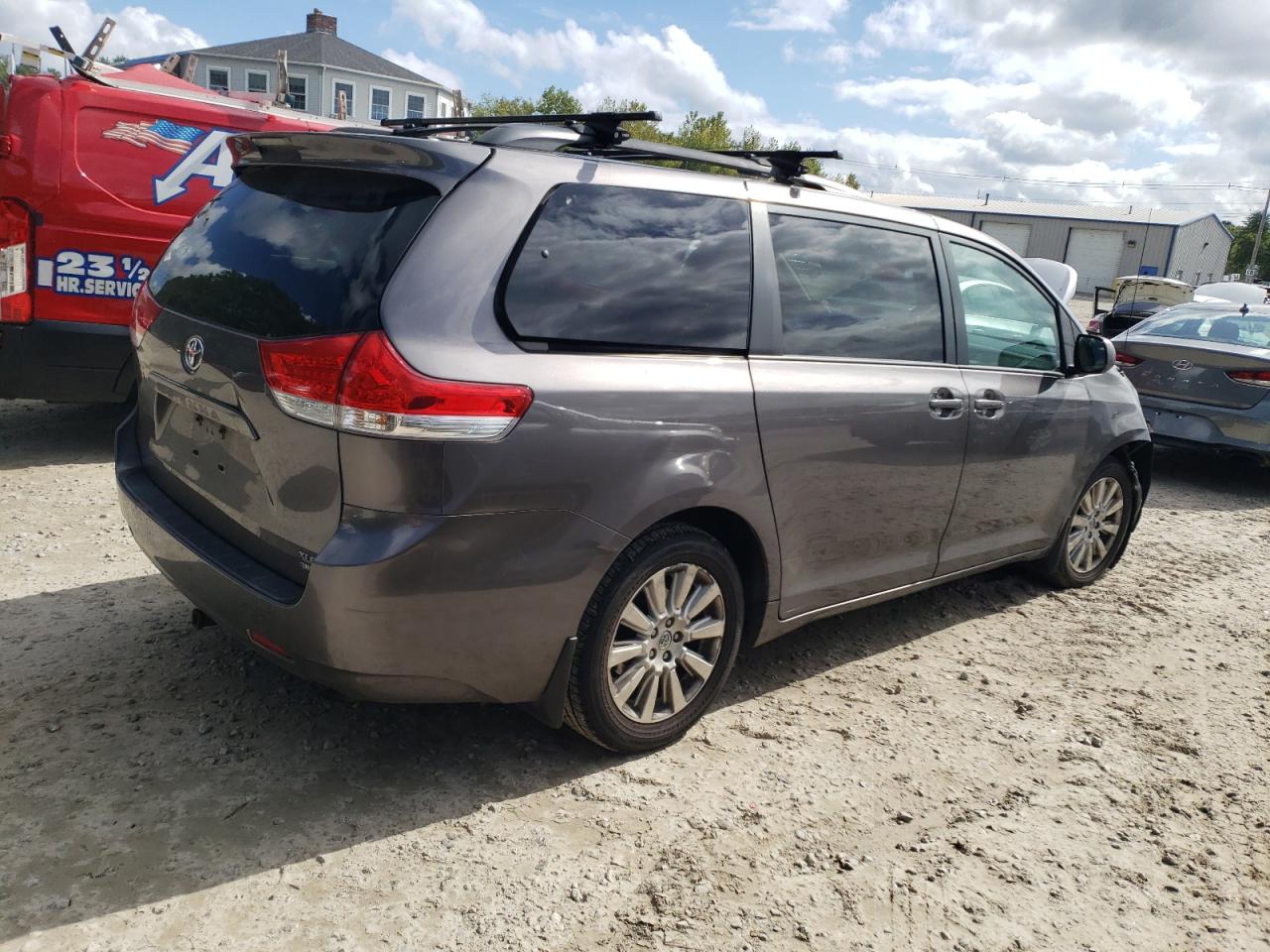 2014 Toyota Sienna - Image 3