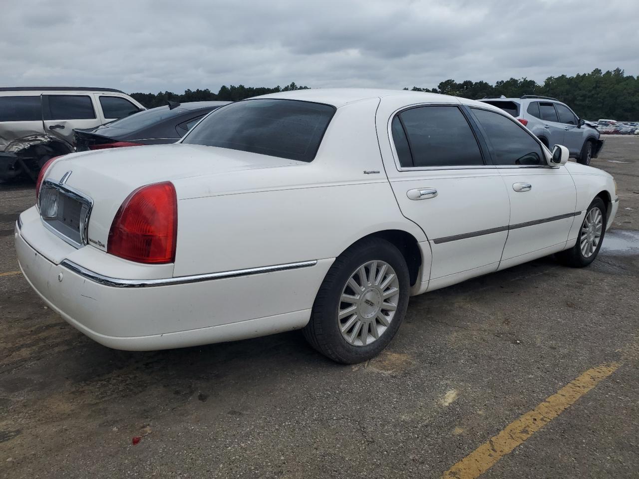 1LNHM81W44Y617686 2004 Lincoln Town Car Executive