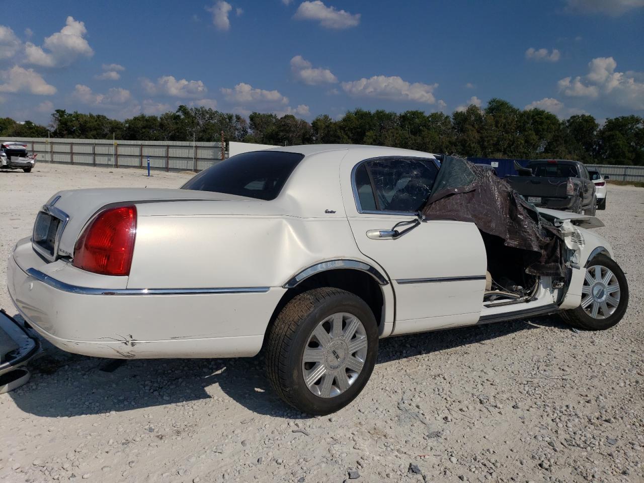 2003 Lincoln Town Car - Image 3