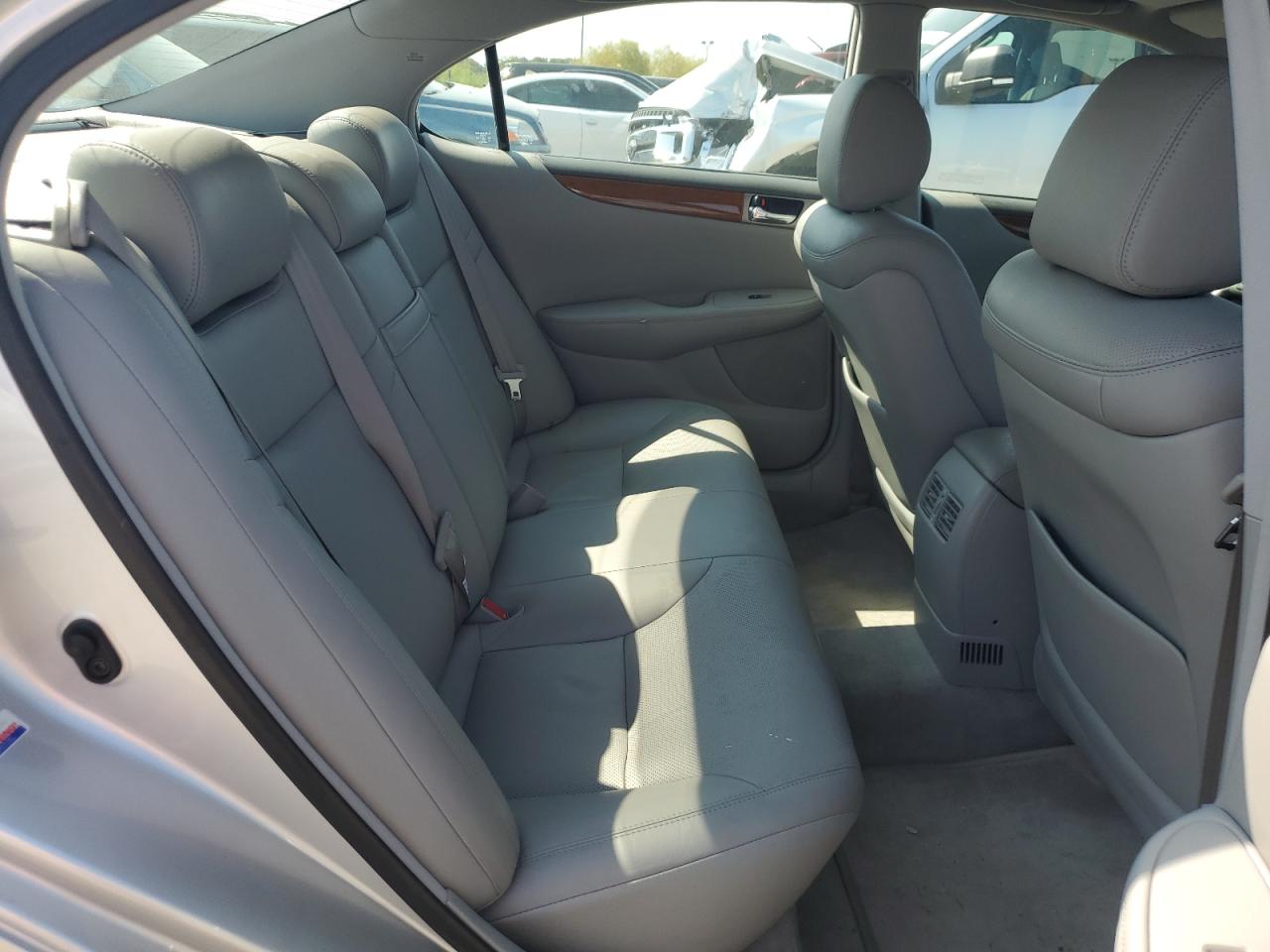 2005 Lexus ES - Image 10
