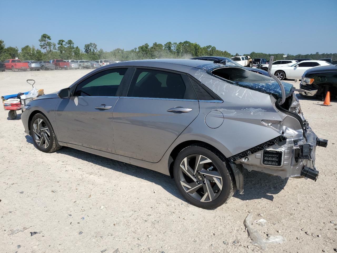 2024 Hyundai Elantra - Image 2