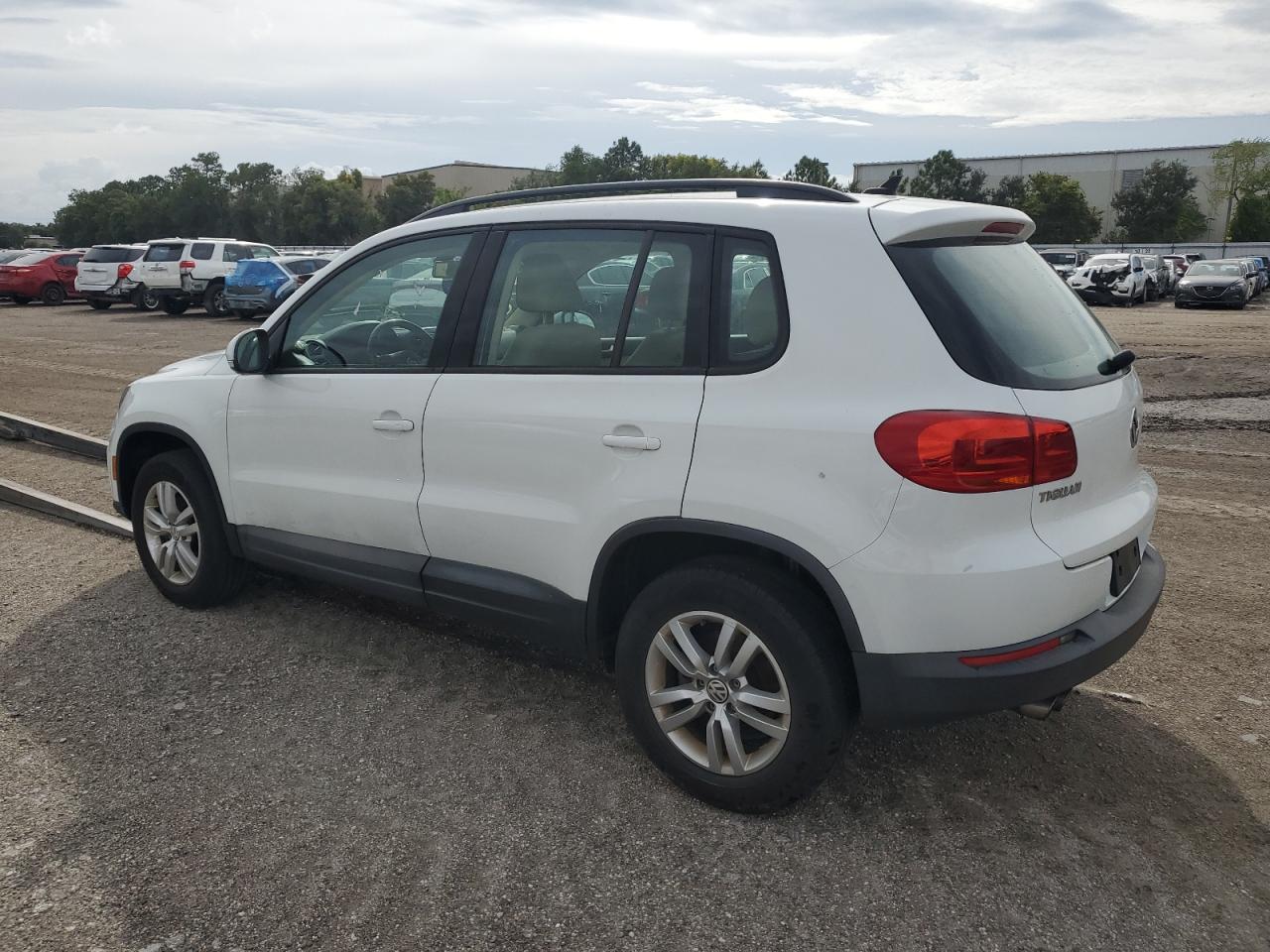 WVGBV7AXXHK026180 2017 VOLKSWAGEN TIGUAN - Image 2