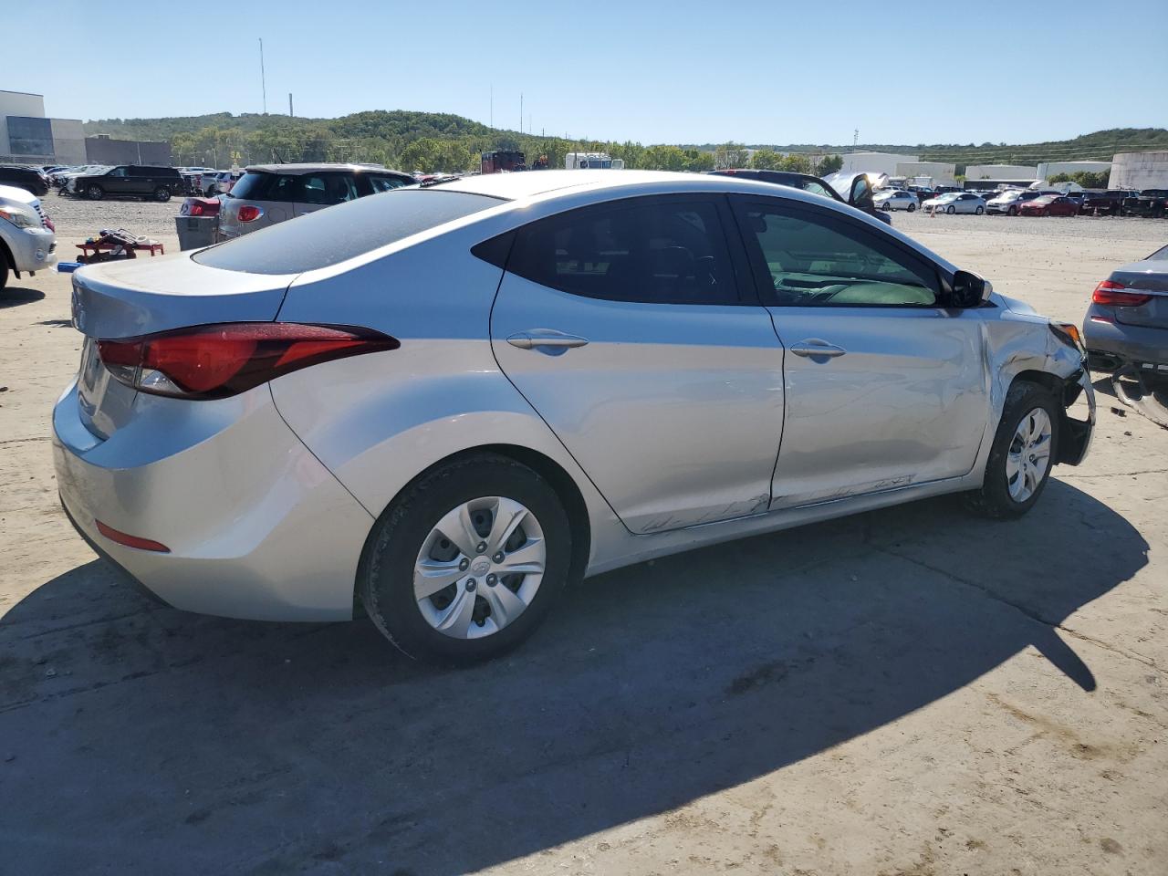 2016 Hyundai Elantra - Image 3