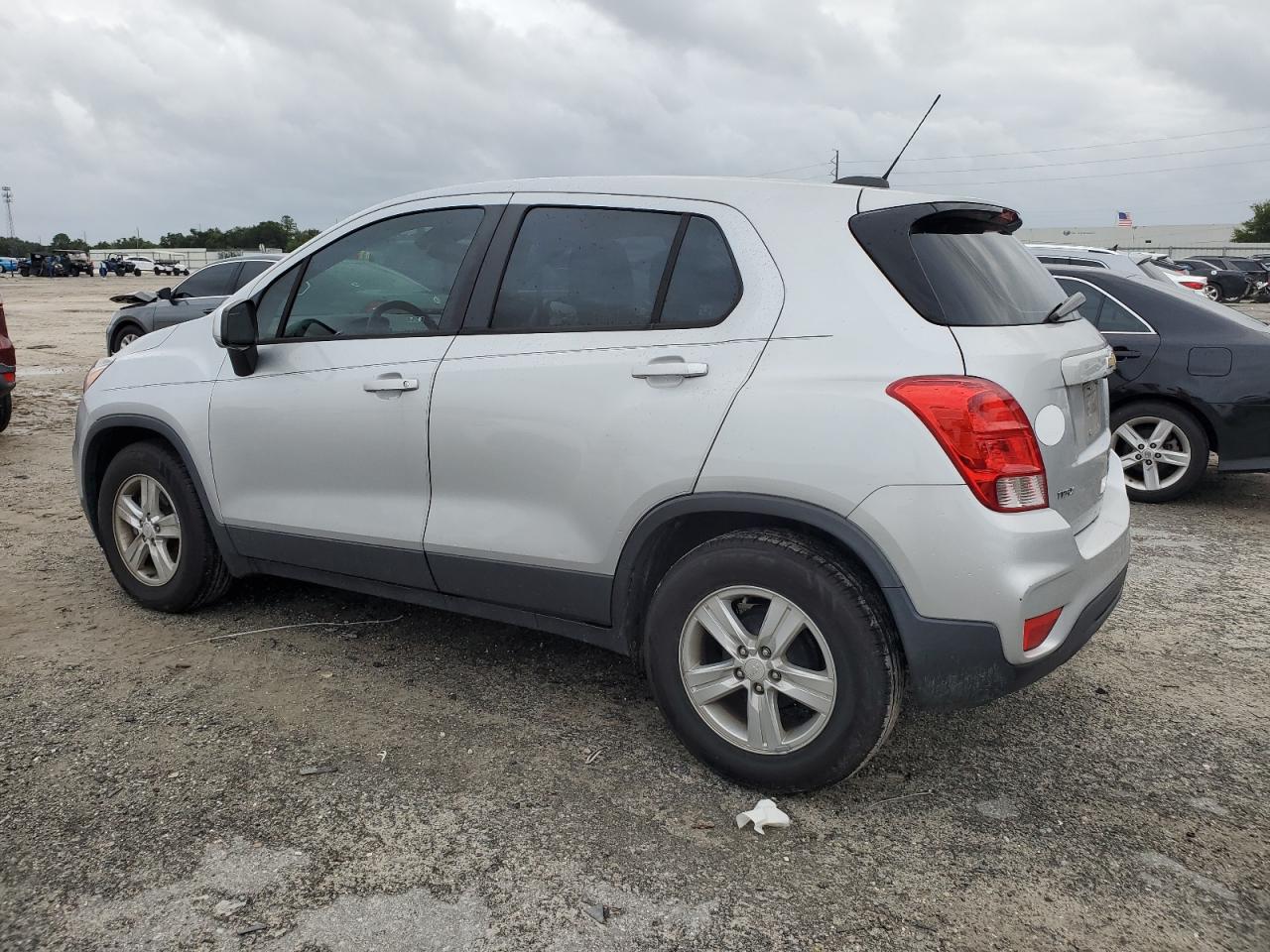 3GNCJKSBXKL388565 2019 CHEVROLET TRAX - Image 2