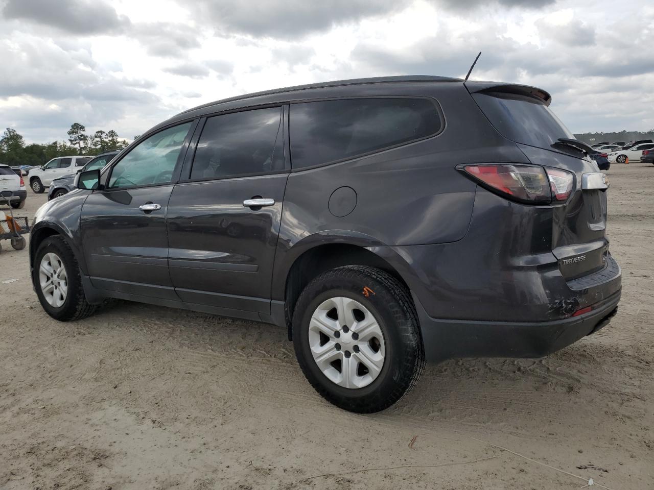 1GNKRFKD1HJ260339 2017 CHEVROLET TRAVERSE - Image 2