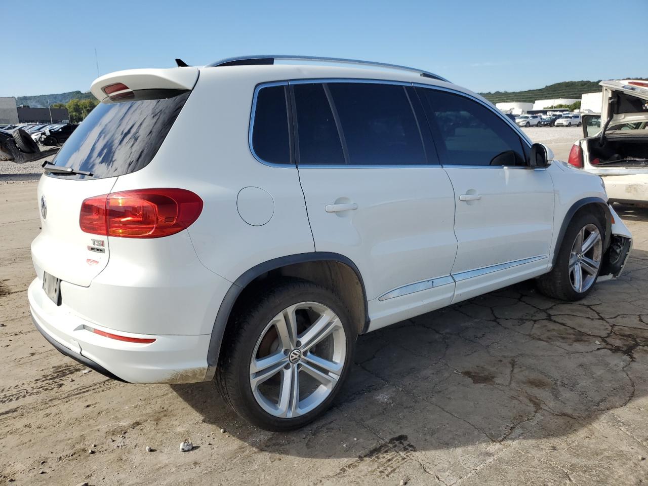 2017 Volkswagen Tiguan - Image 3
