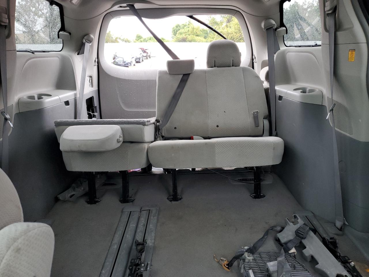 2011 Toyota Sienna - Image 10