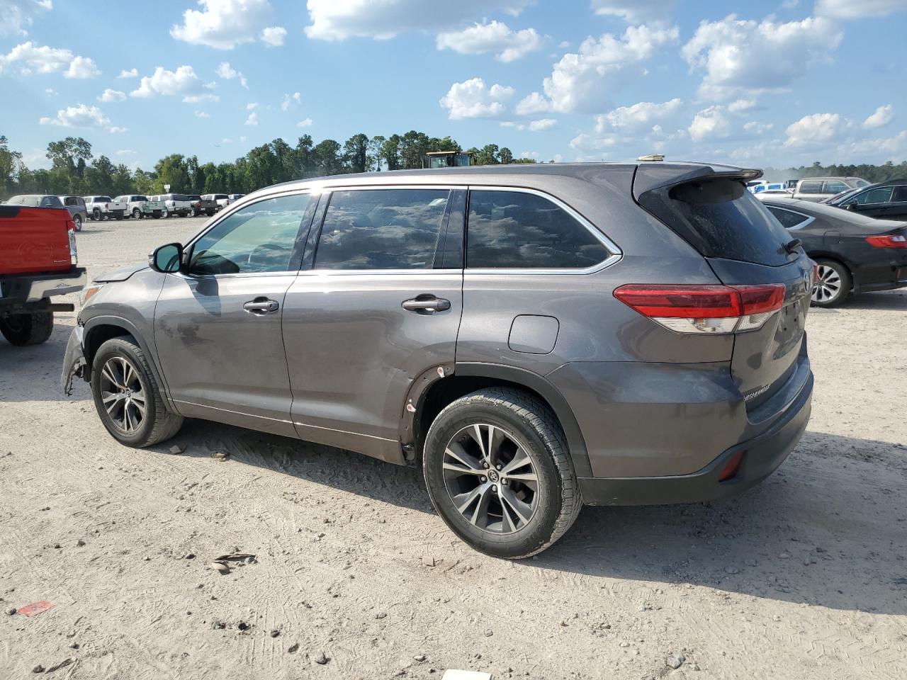 5TDZZRFHXJS235079 2018 TOYOTA HIGHLANDER - Image 2