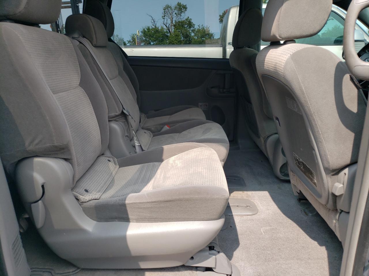 2010 Toyota Sienna - Image 11