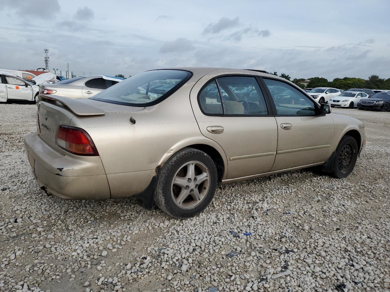 1997 Nissan Maxima - Image 3