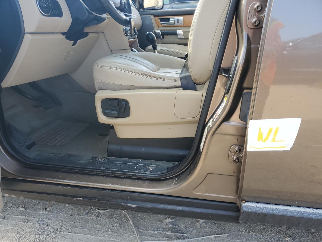 2013 Land Rover LR4 - Image 13