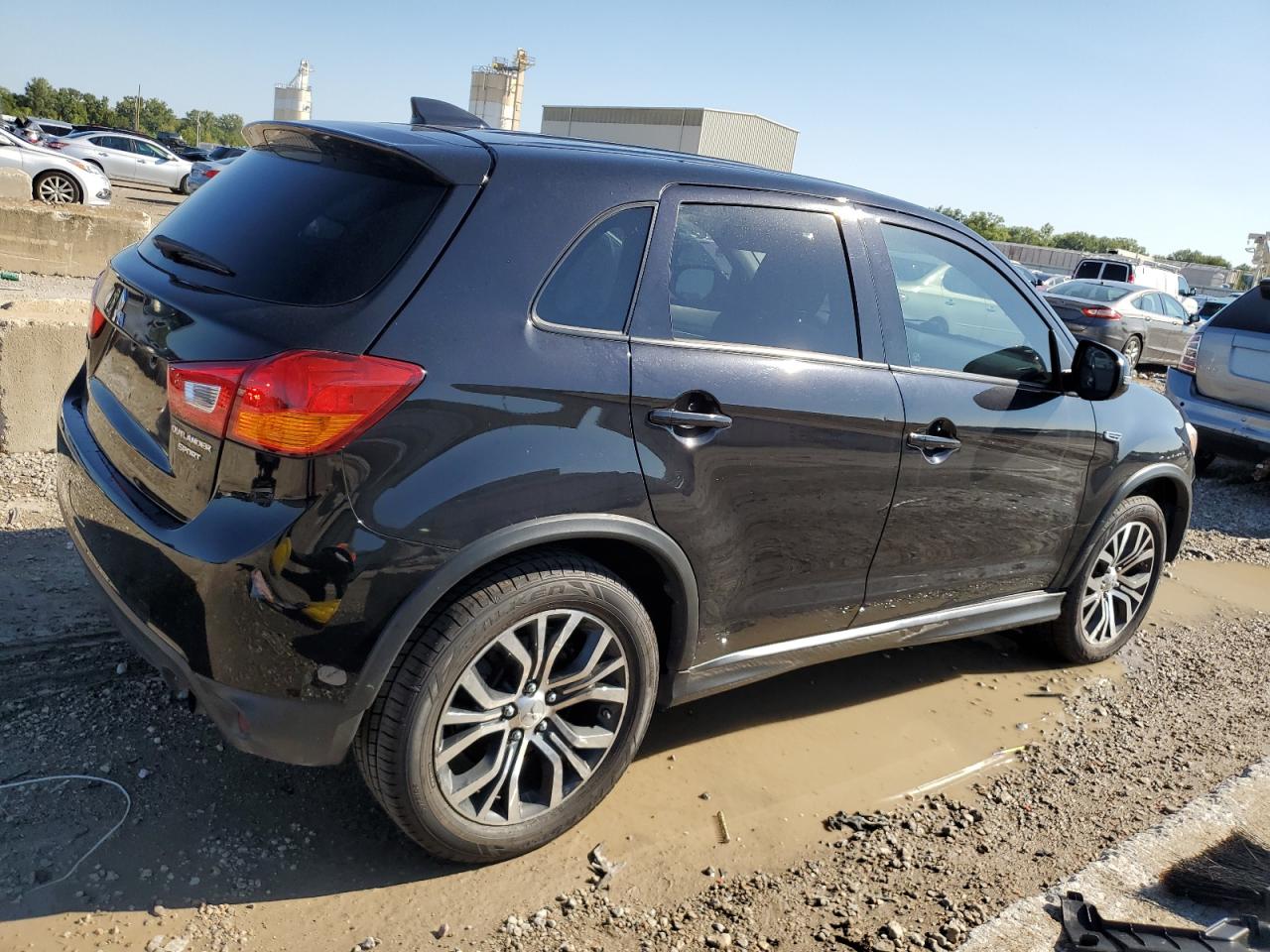 2017 Mitsubishi Outlander - Image 3