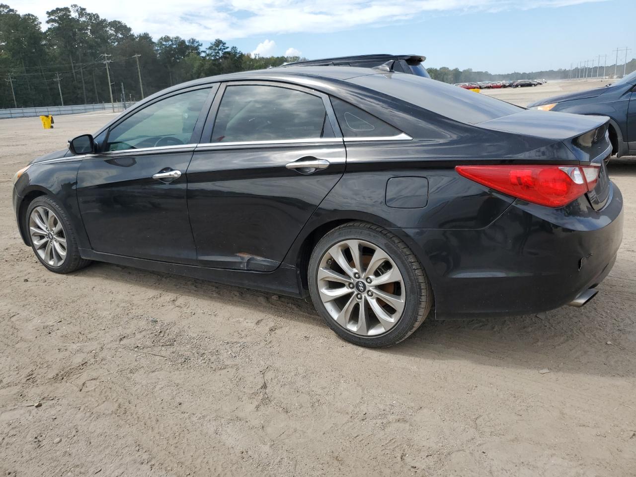 2011 Hyundai Sonata - Image 2