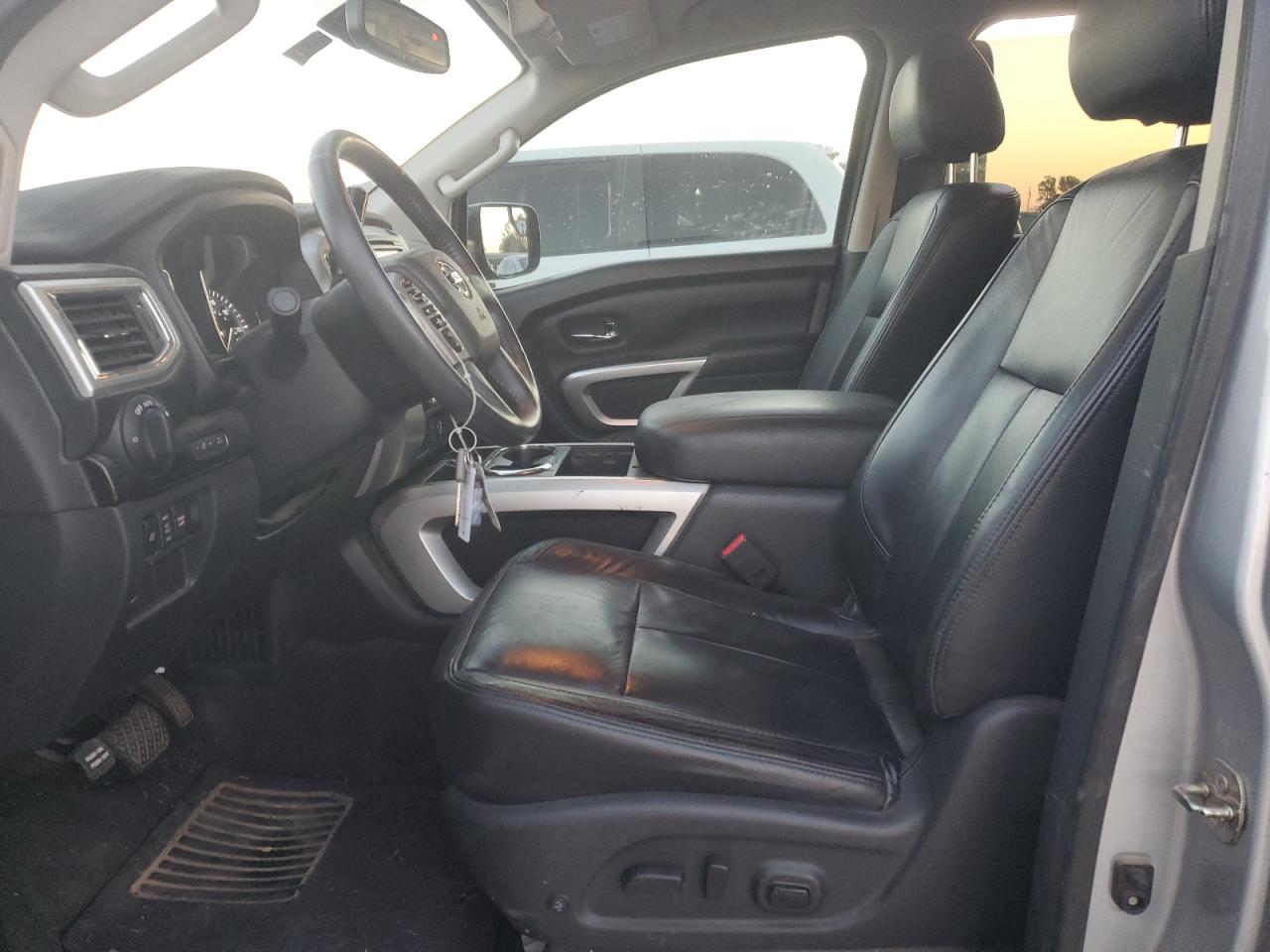 1N6AA1E62HN536724 2017 Nissan Titan Sv