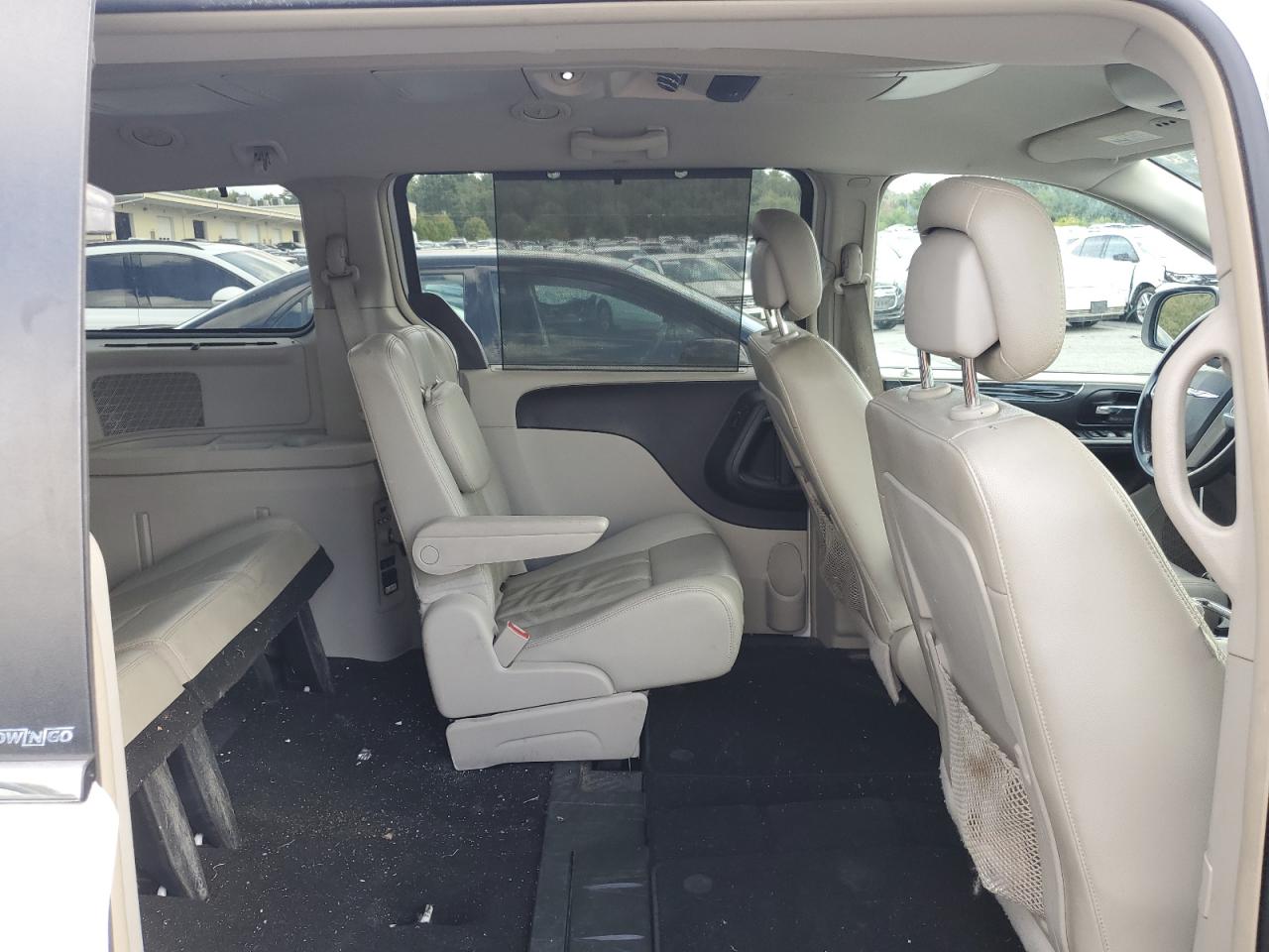 2014 Chrysler Town & Country - Image 11