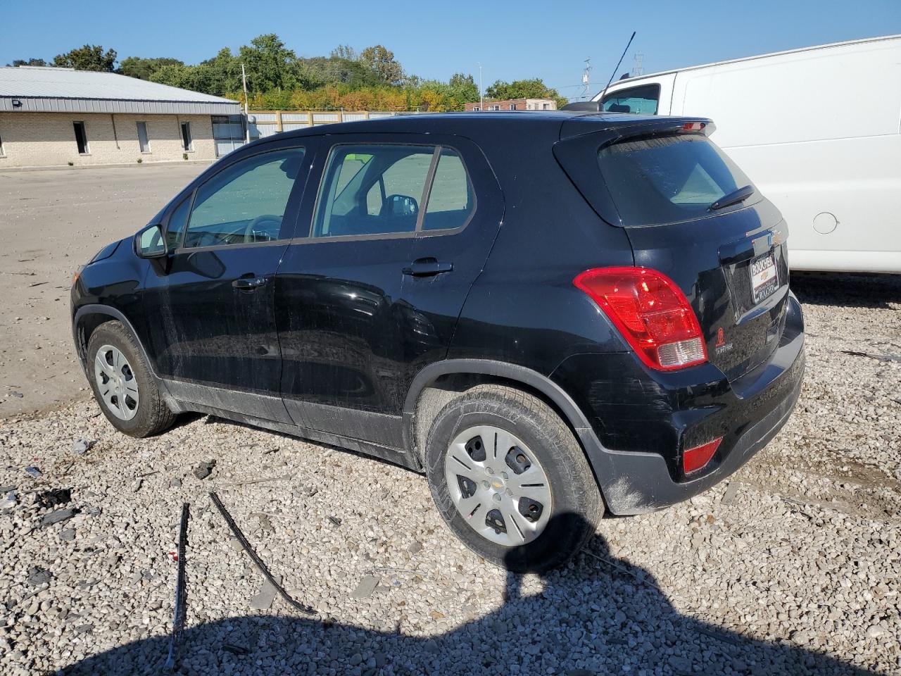 3GNCJKSB7JL162126 2018 CHEVROLET TRAX - Image 2