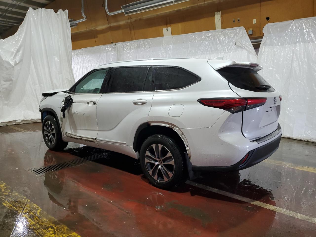 2022 Toyota Highlander - Image 2