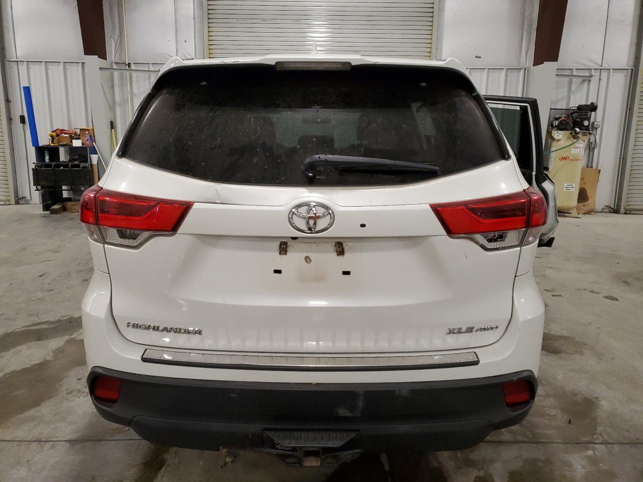 5TDJZRFH9JS558343 2018 Toyota Highlander Se