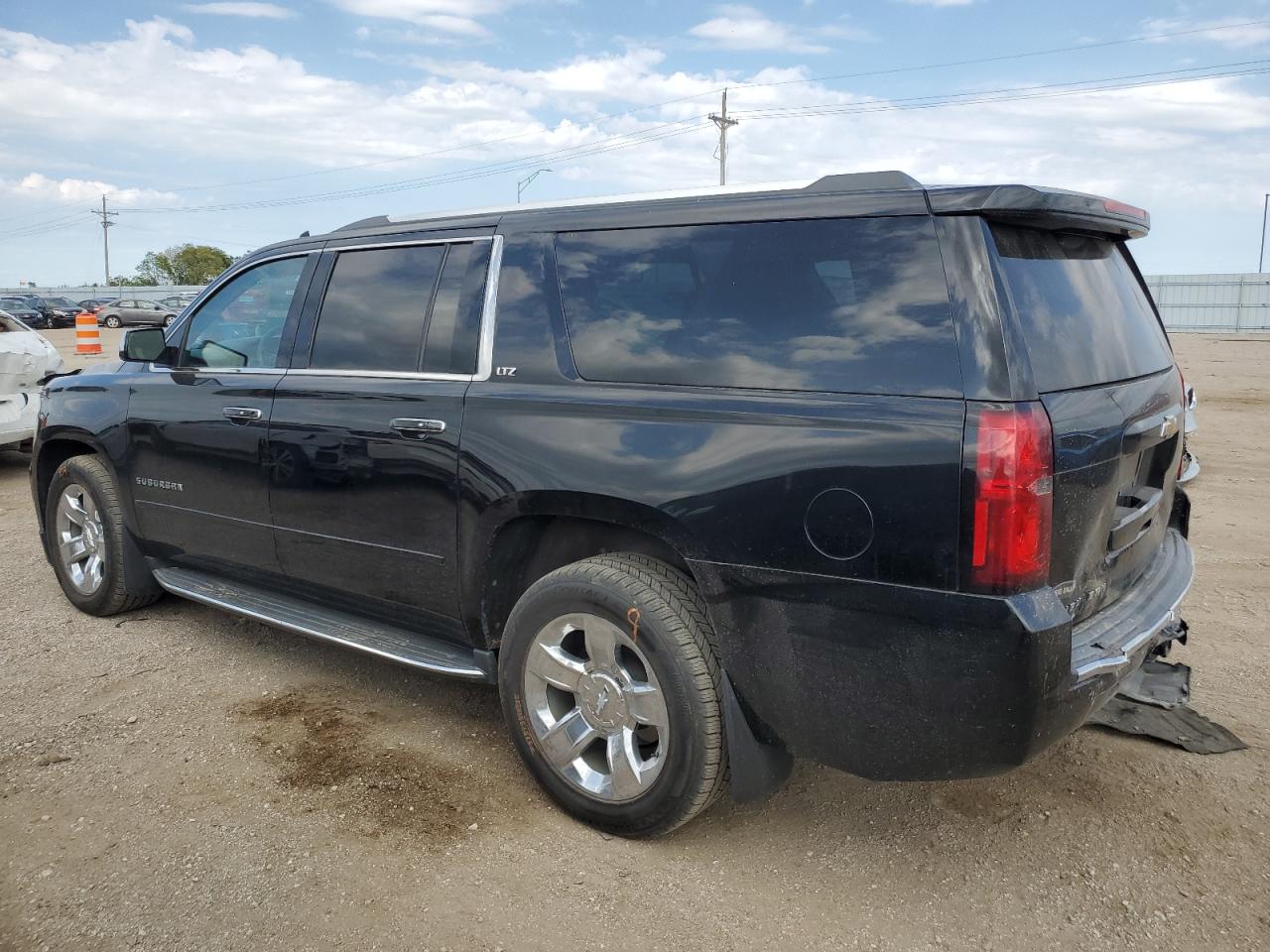 1GNSKJKC2GR419559 2016 CHEVROLET SUBURBAN - Image 2