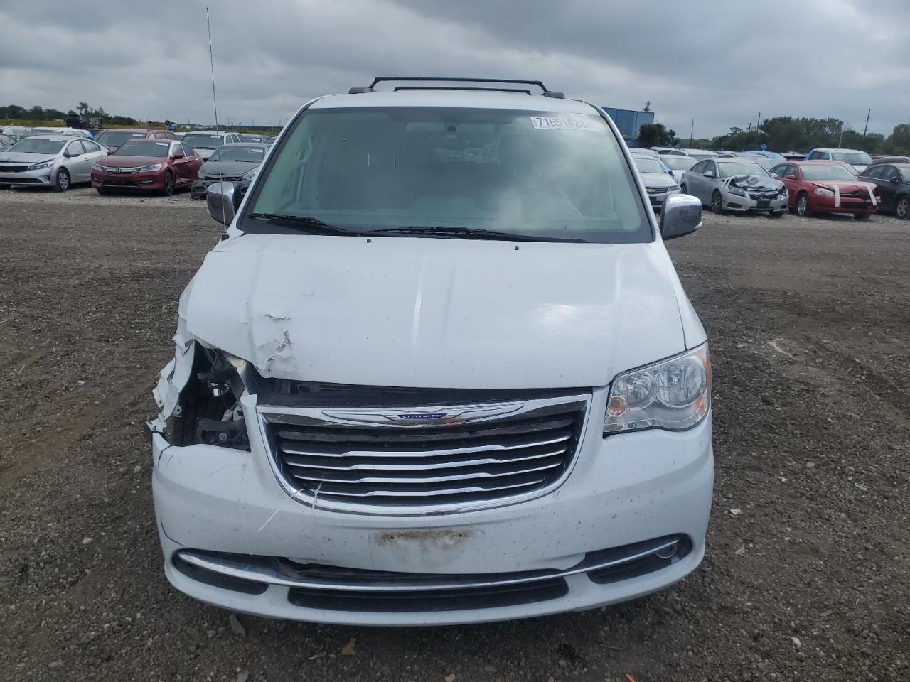 2015 Chrysler Town & Country - Image 5