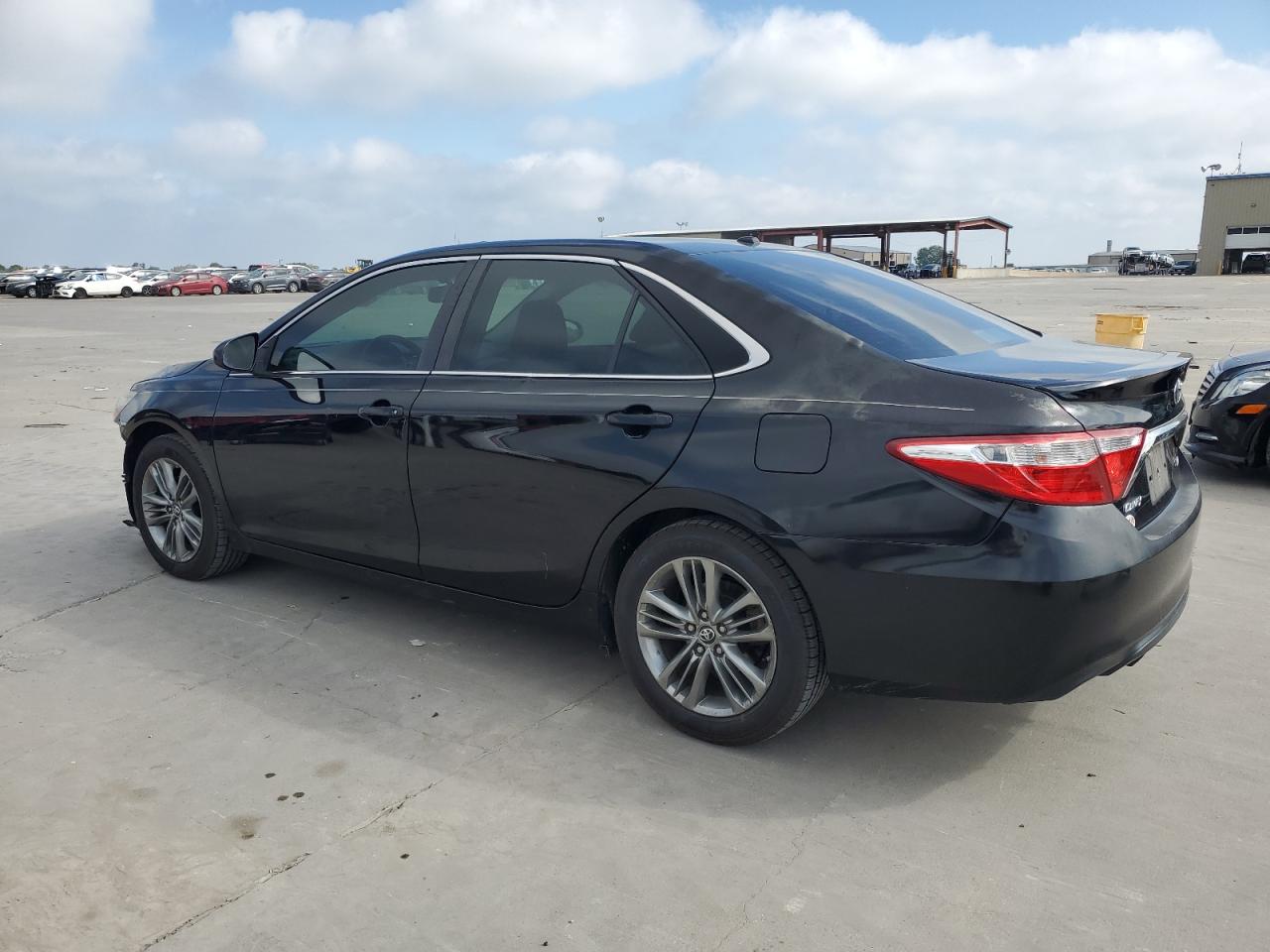 4T1BF1FK6HU388616 2017 TOYOTA CAMRY - Image 2