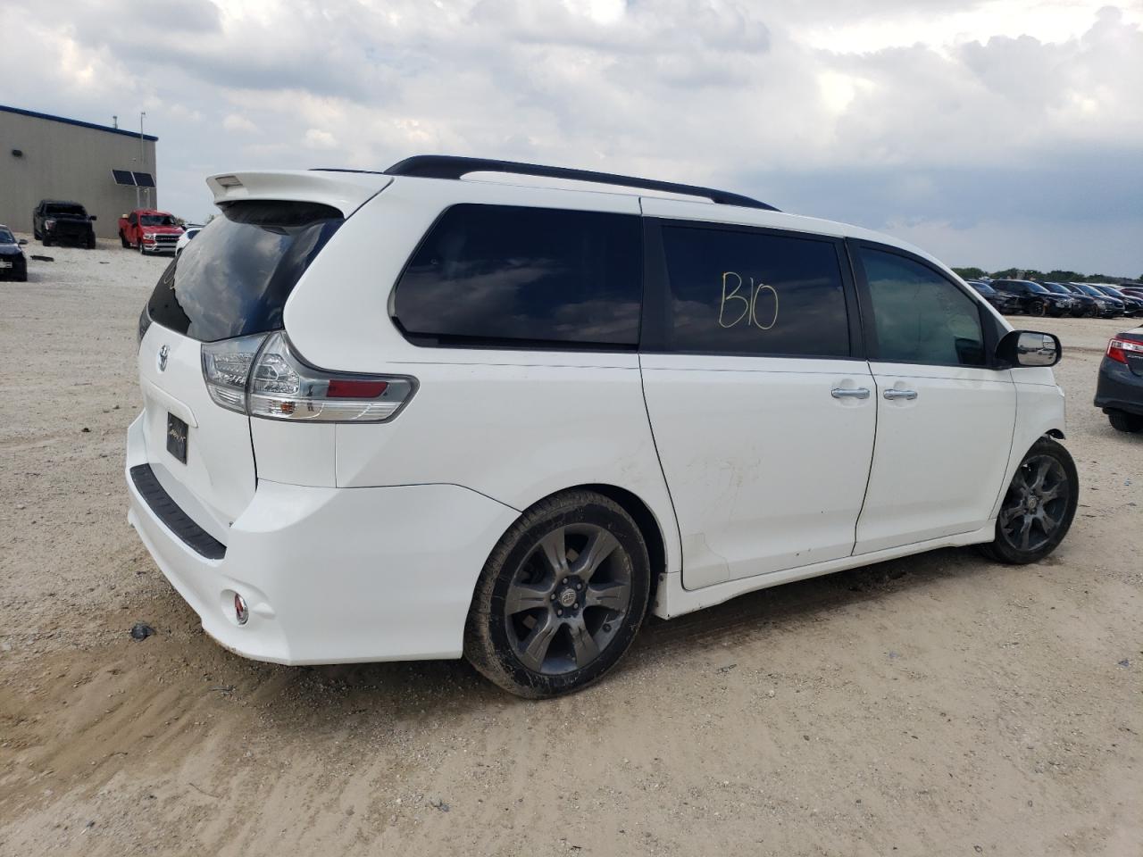 2015 Toyota Sienna - Image 3