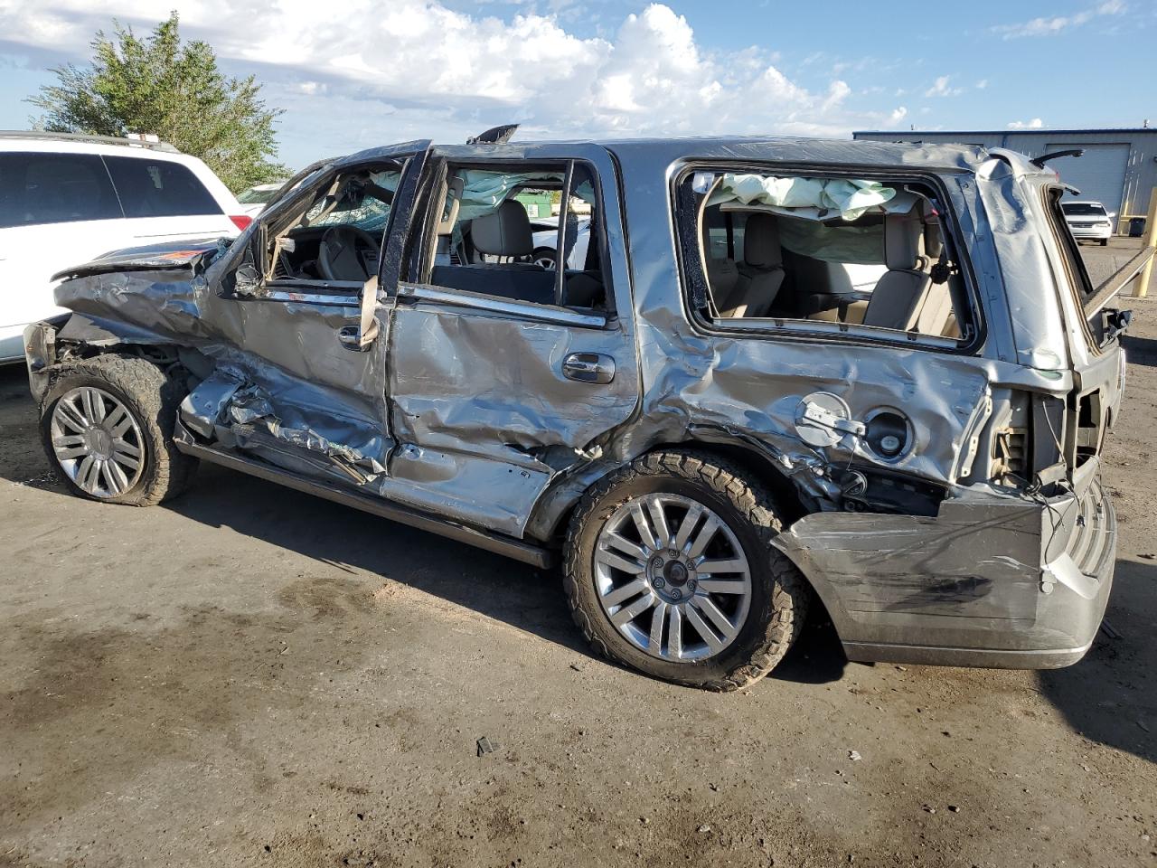 2008 Lincoln Navigator - Image 2