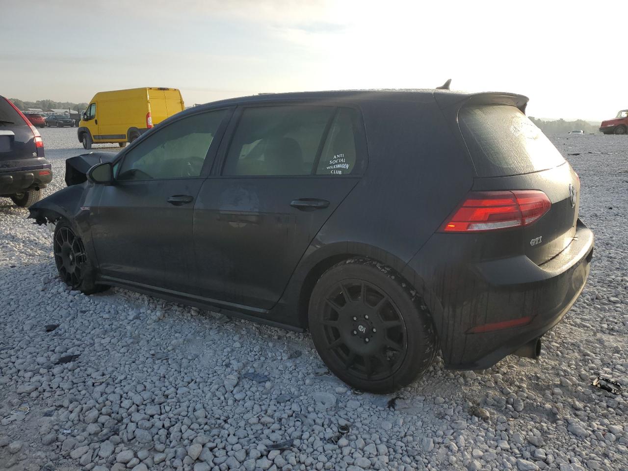 3VW447AU3JM275003 2018 VOLKSWAGEN GTI - Image 2