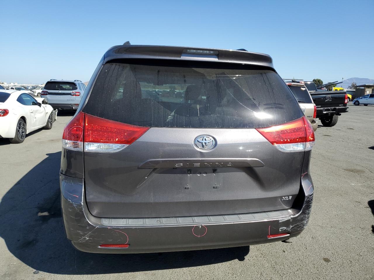 2011 Toyota Sienna Xle VIN: 5TDYK3DC3BS099884 Lot: 72979254