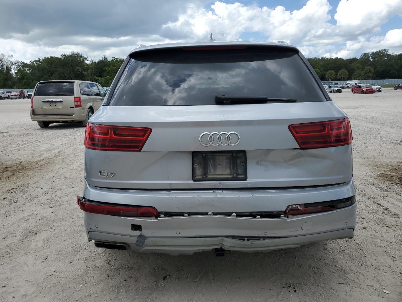 WA1LAAF70KD001563 2019 Audi Q7 Premium Plus