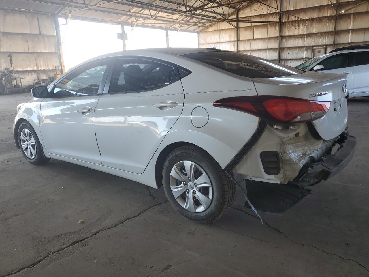 5NPDH4AE9GH667528 2016 HYUNDAI ELANTRA - Image 2