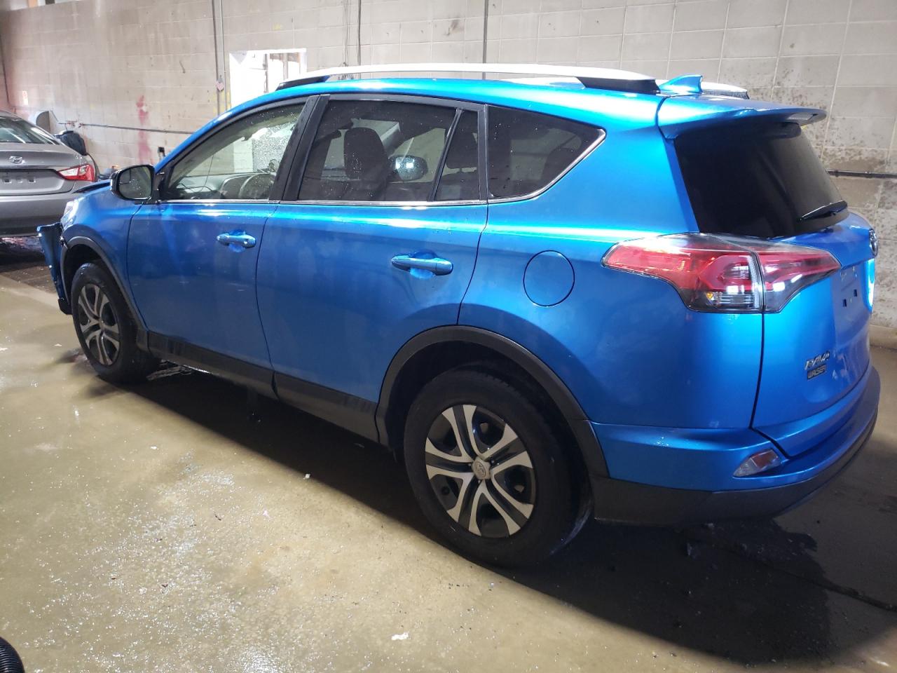 JTMBFREV1JJ727482 2018 TOYOTA RAV 4 - Image 2