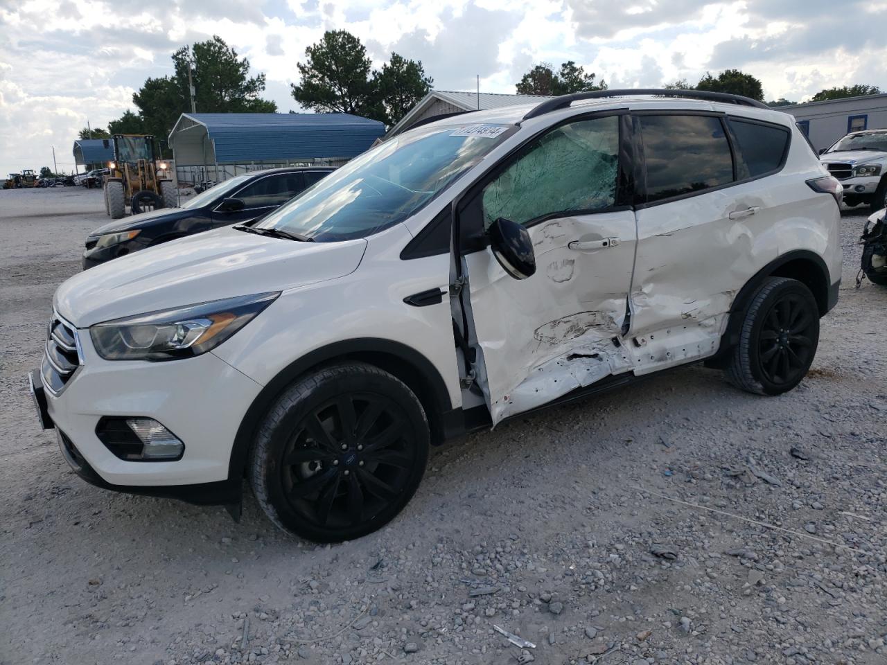 1FMCU0J9XHUA81409 2017 FORD ESCAPE - Image 1