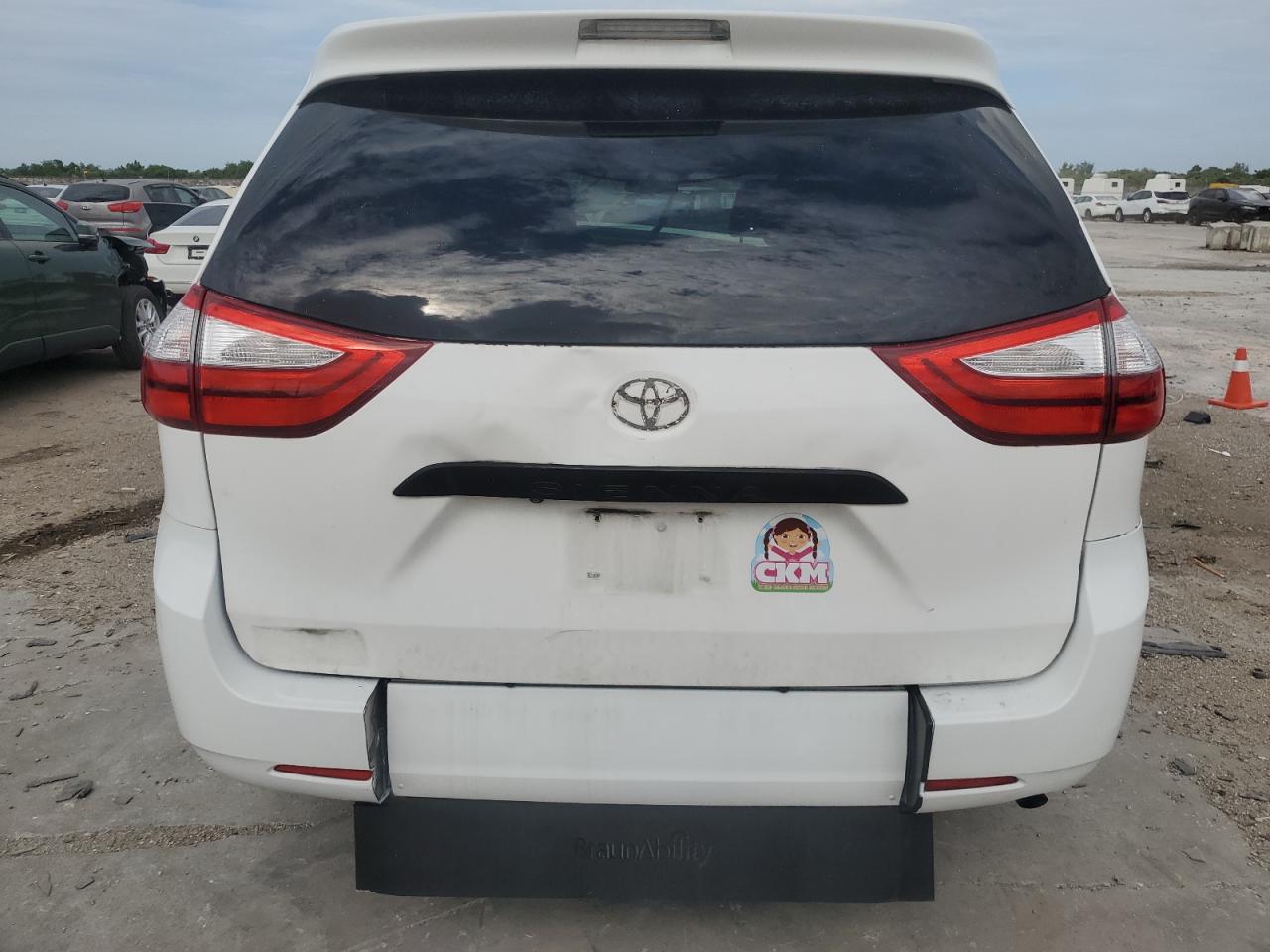 2015 Toyota Sienna - Image 6