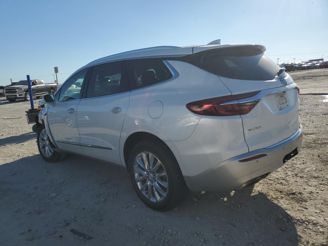 5GAERCKW9JJ124182 2018 BUICK ENCLAVE - Image 2