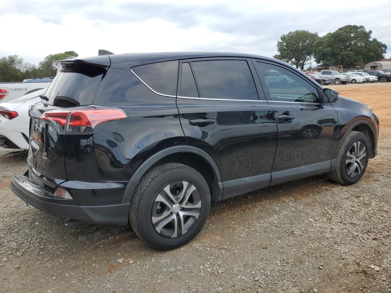 2T3BFREV6HW665900 2017 Toyota Rav4 Le