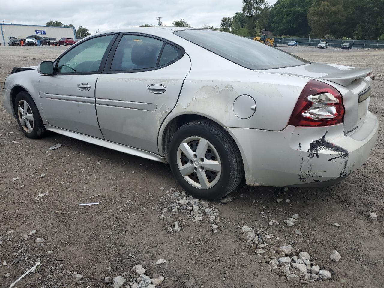 2005 Pontiac Grand Prix - Image 2