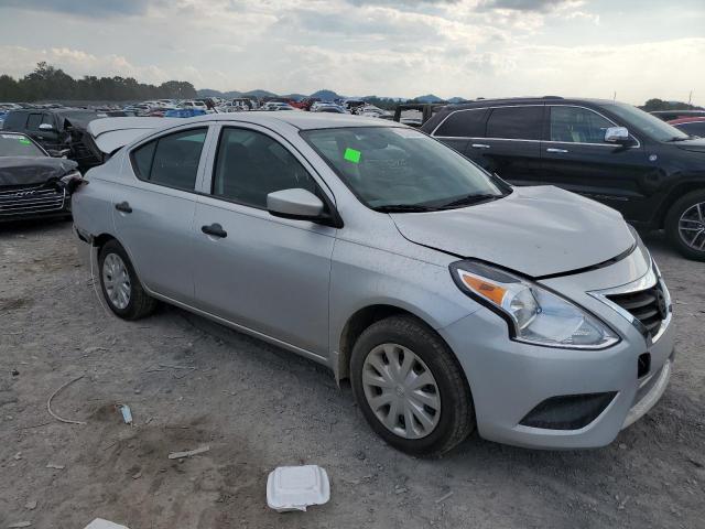  NISSAN VERSA 2018 Srebrny