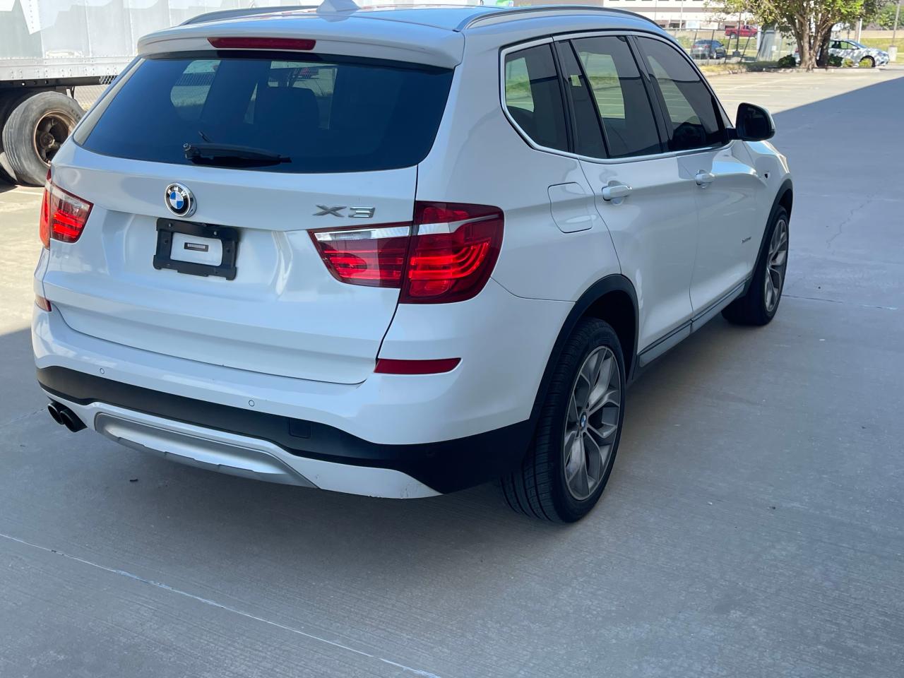 VIN 5UXWX9C35H0W73053 2017 BMW X3 no.4