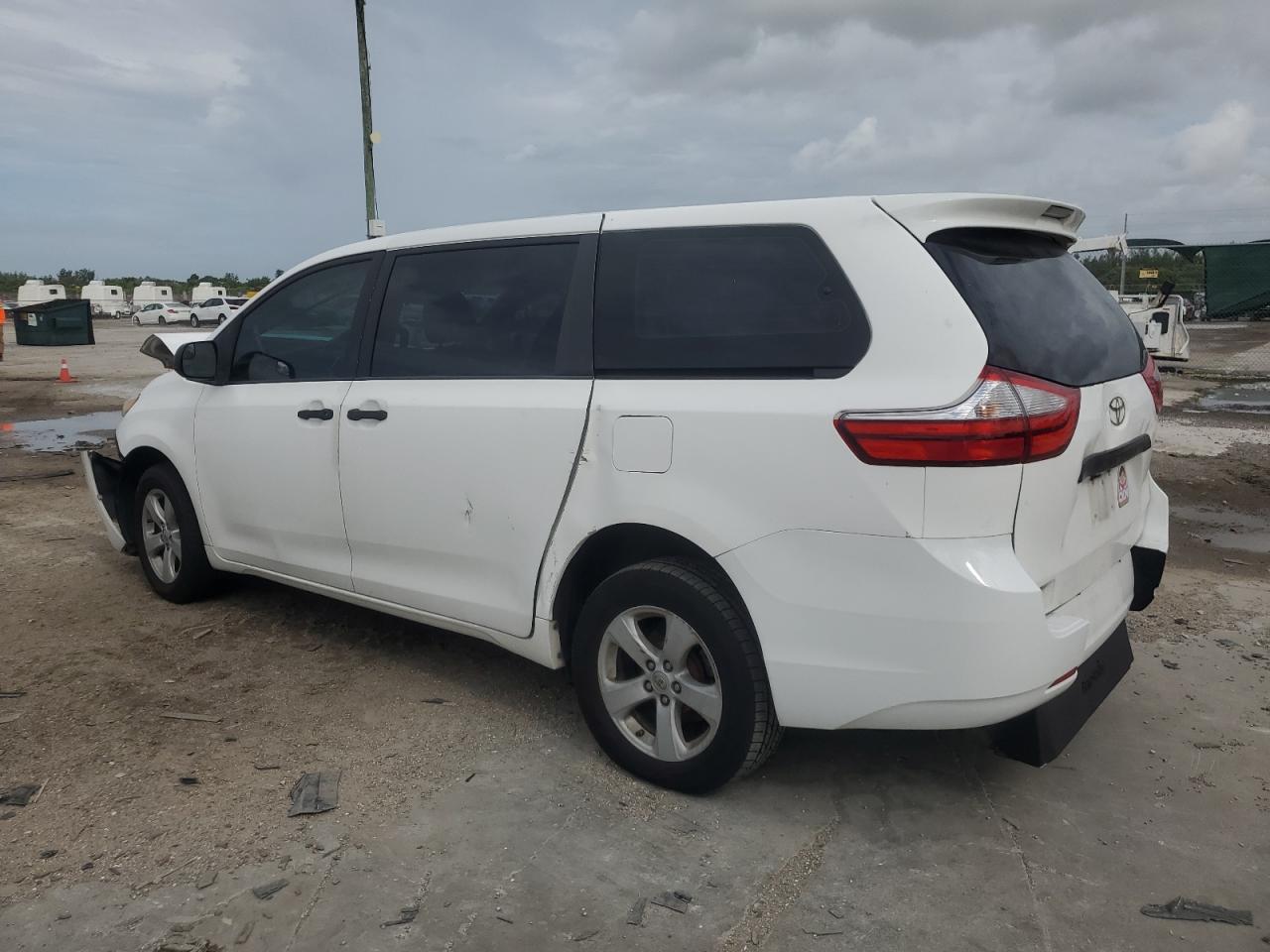 2015 Toyota Sienna - Image 2