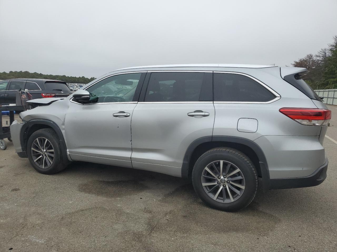 5TDJZRFH0HS395995 2017 TOYOTA HIGHLANDER - Image 2