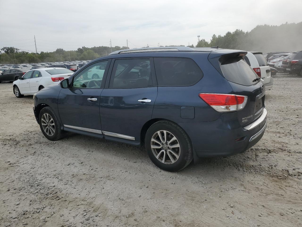 2015 Nissan Pathfinder - Image 2