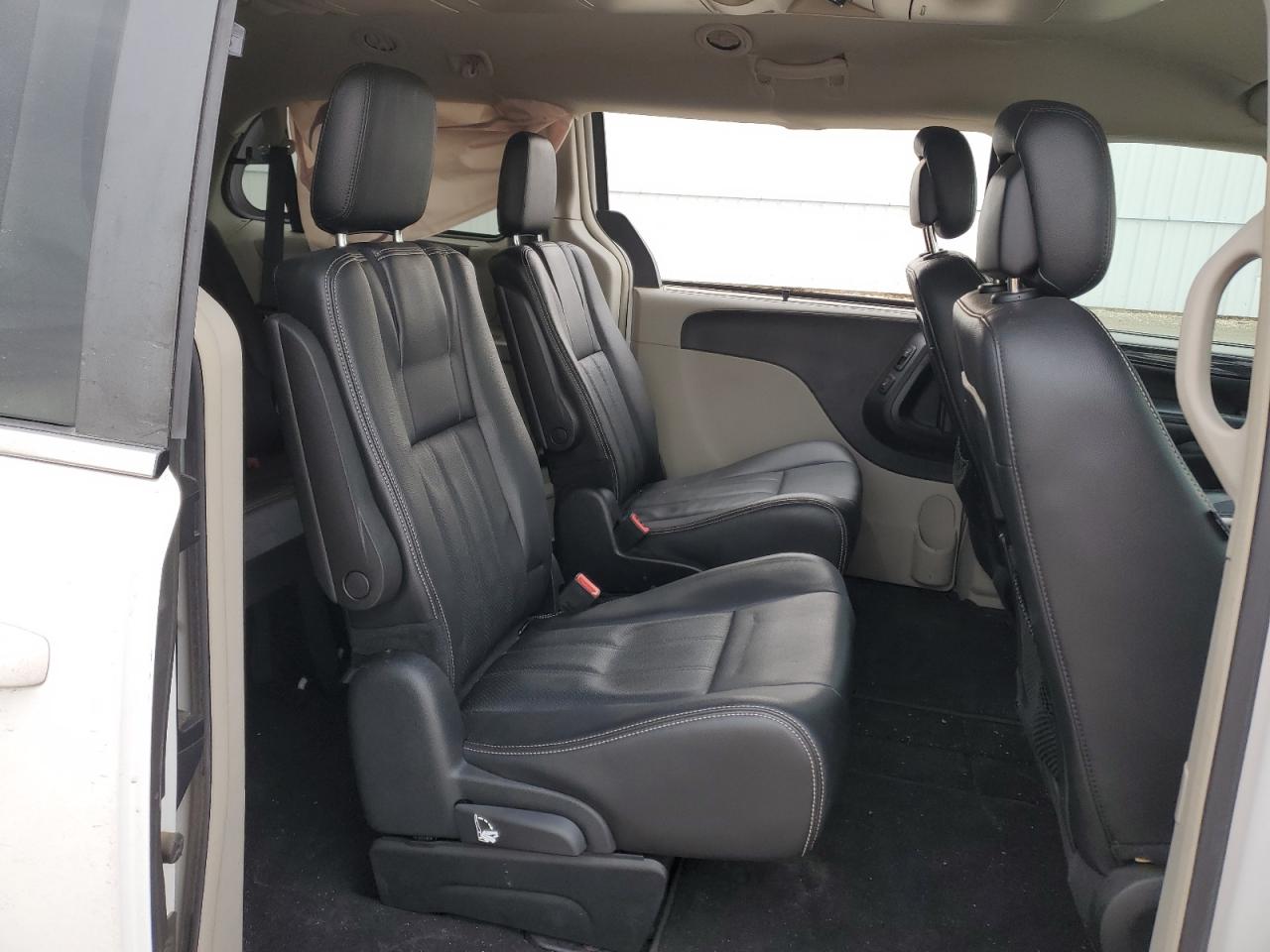 2017 Dodge Caravan - Image 11