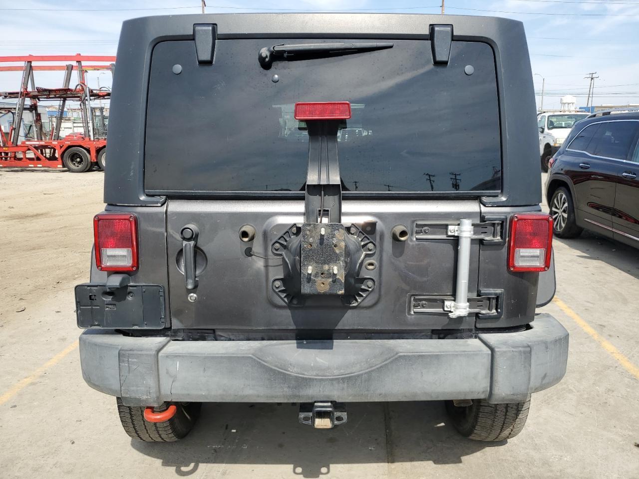 1C4HJWEG7JL921866 2018 Jeep Wrangler Unlimited Sahara