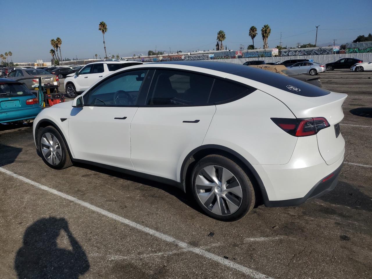 VIN 7SAYGDEE7PF765439 2023 TESLA MODEL Y no.2