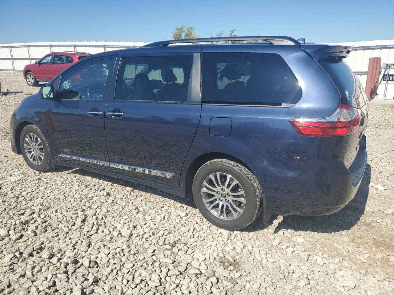 5TDYZ3DC8LS073486 2020 TOYOTA SIENNA - Image 2