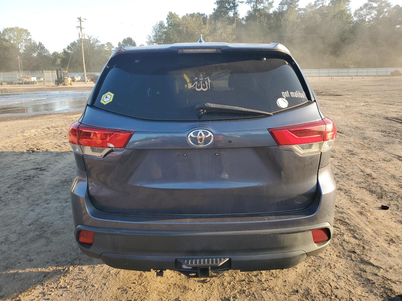 5TDKZRFH6JS286418 2018 Toyota Highlander Se