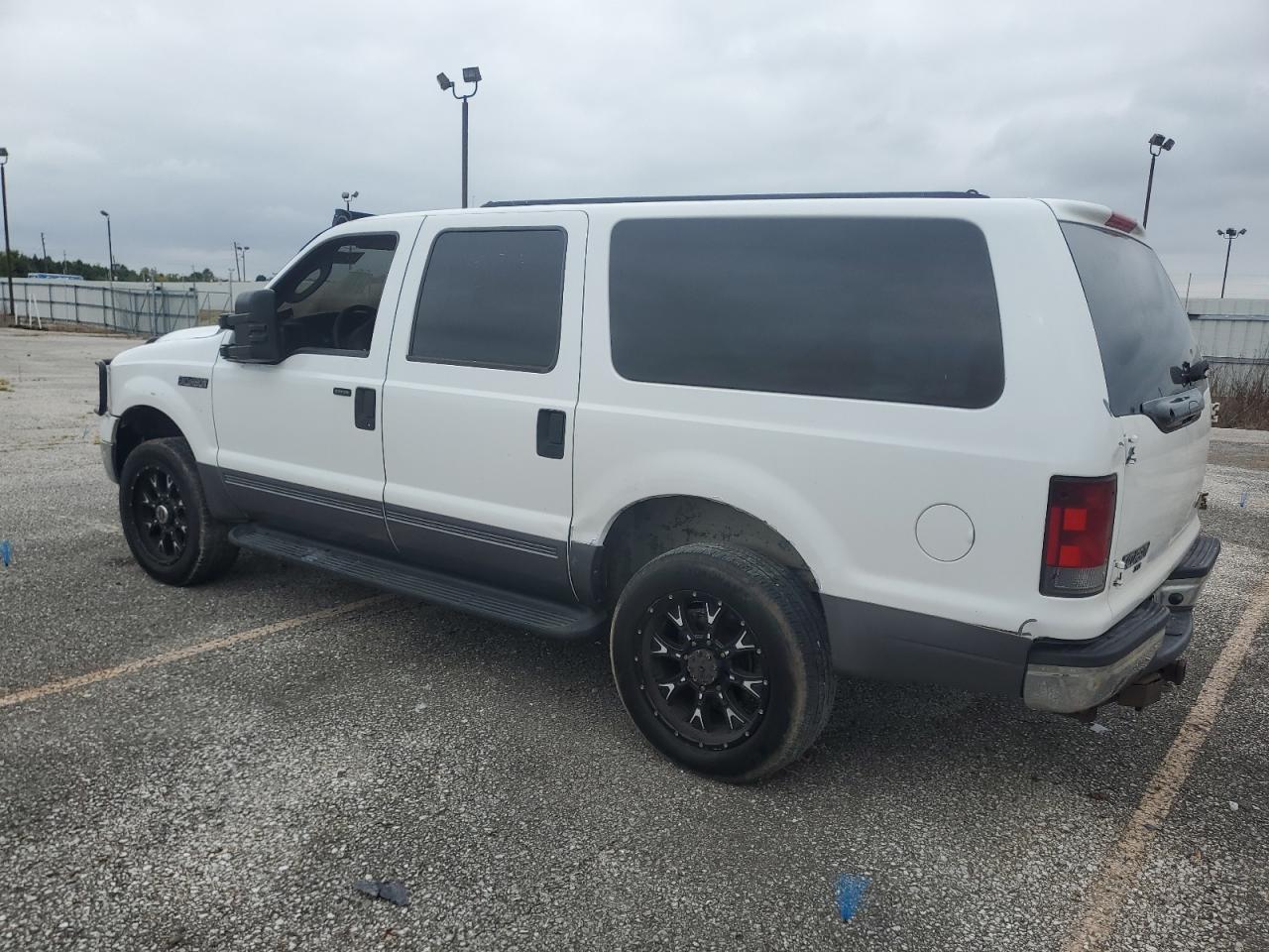 2005 Ford Excursion - Image 2