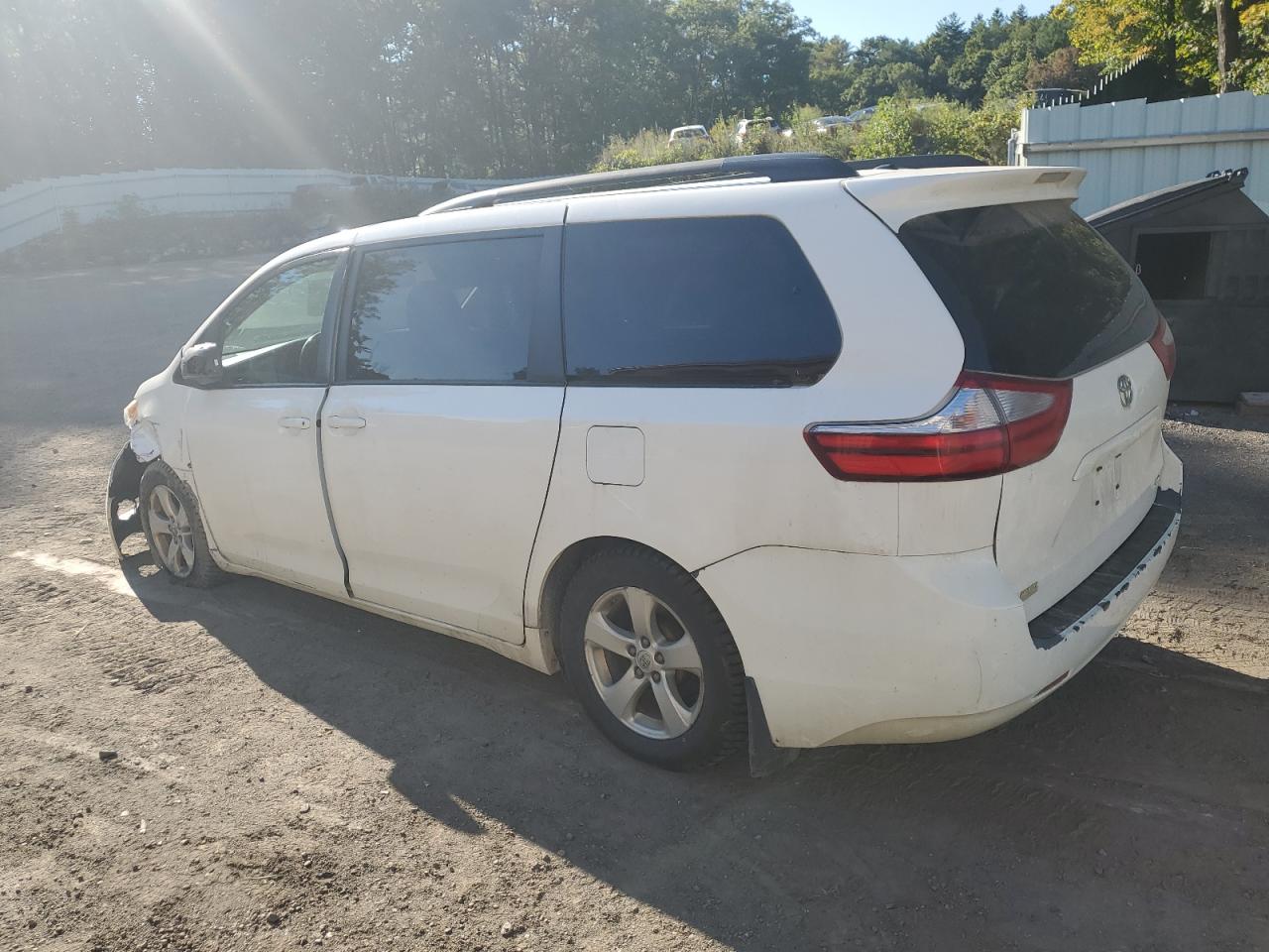 5TDKZ3DC9HS790637 2017 TOYOTA SIENNA - Image 2