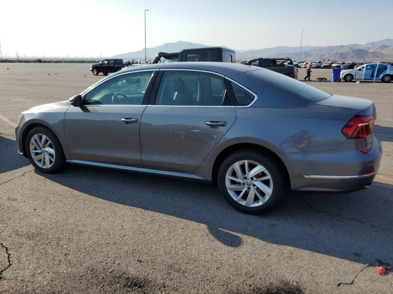 1VWBA7A36JC021990 2018 VOLKSWAGEN PASSAT - Image 2